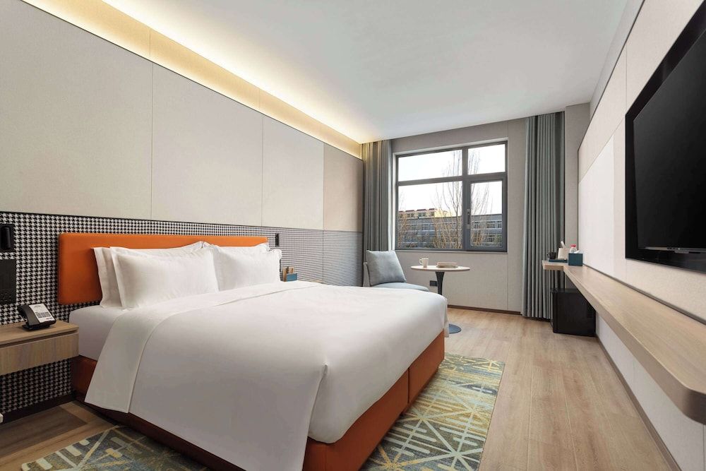 Comfort Room, 1 King Bed, Smoking