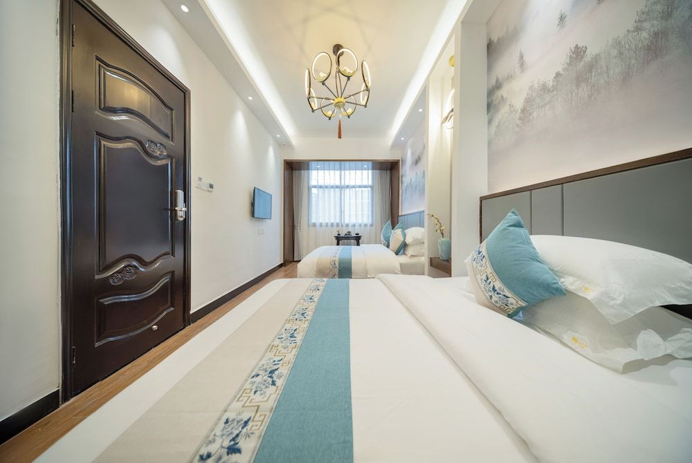 Qixin Xianting Hotel Standard Quadruple Room 2