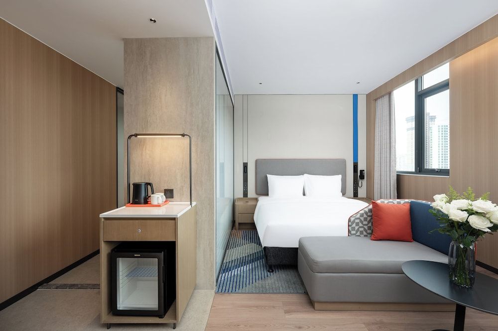 1 King Standard Extra Floor Space With Bath