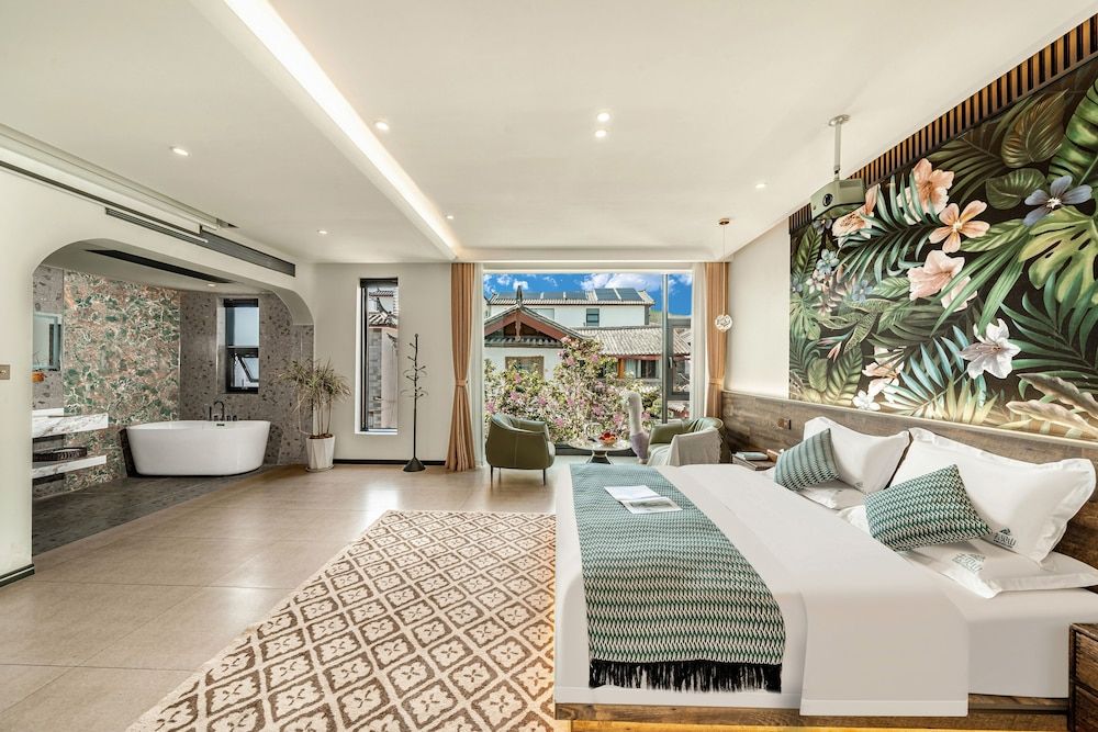 Classic Room, 1 Queen Bed, Smoking, Private Bathroom