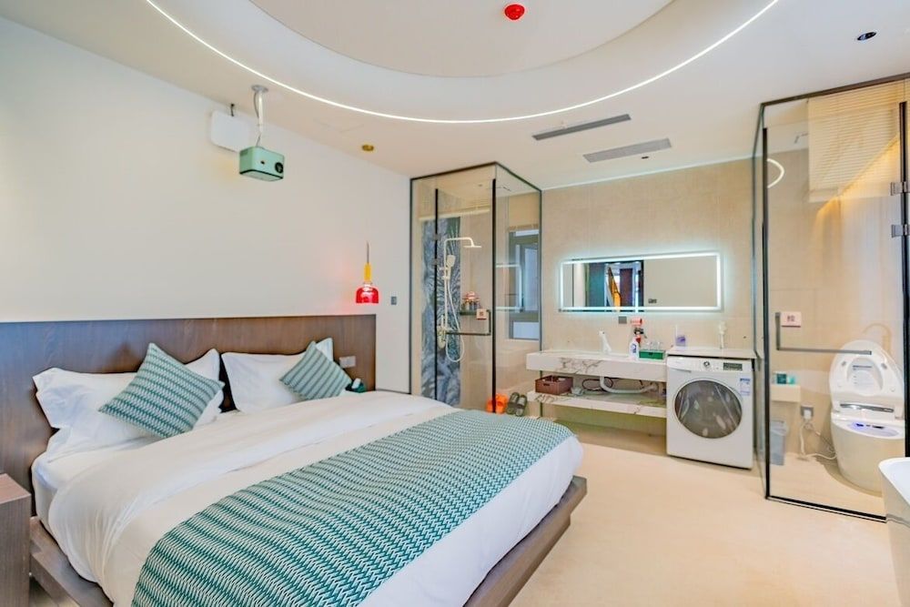 Elite Room, 1 Queen Bed, Smoking, Private Bathroom