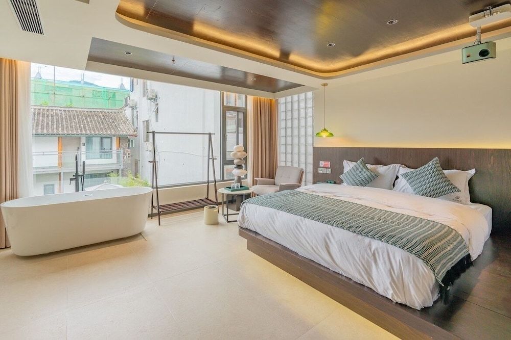 Elite Quadruple Room, 2 Queen Beds, Private Bathroom, Courtyard View