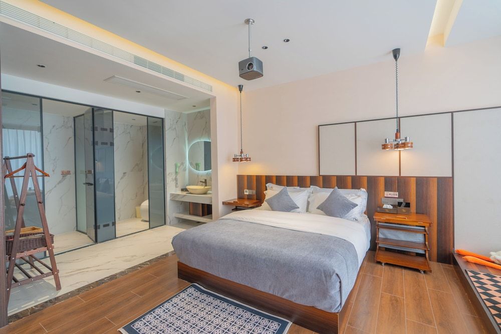 Comfort Room, 1 Queen Bed, Smoking, Private Bathroom