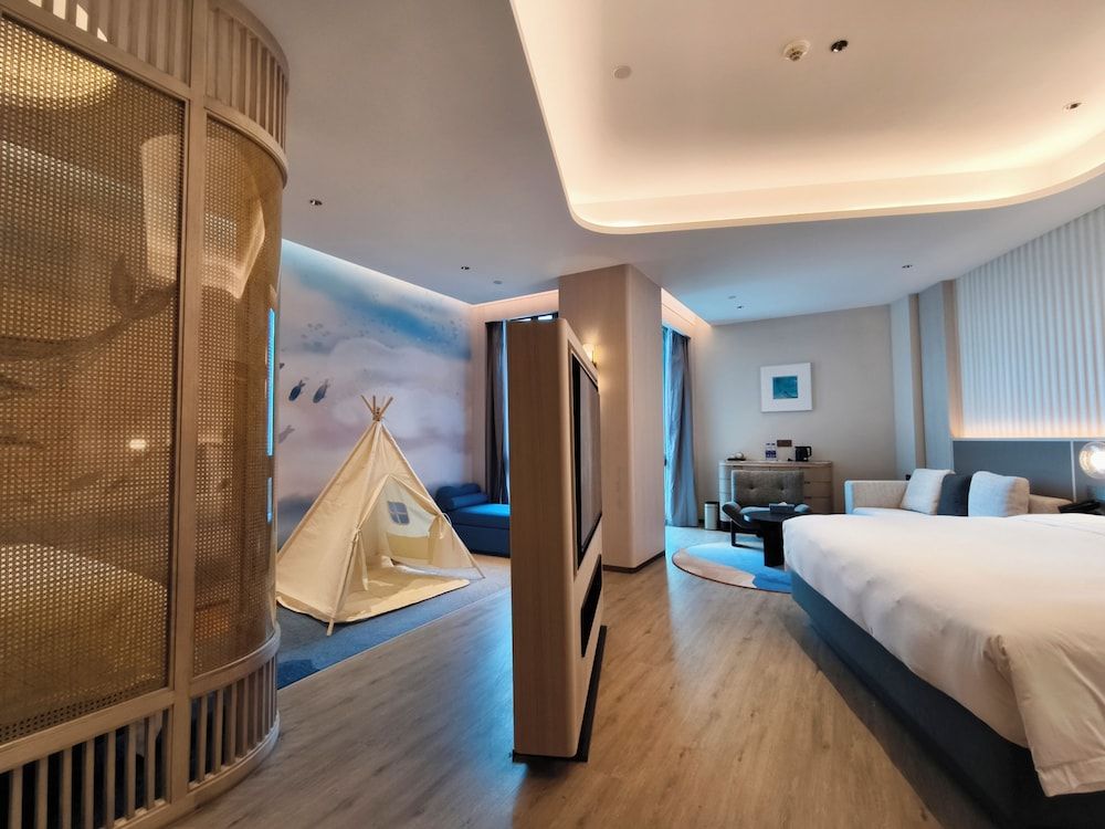 Deluxe Theme Family Room