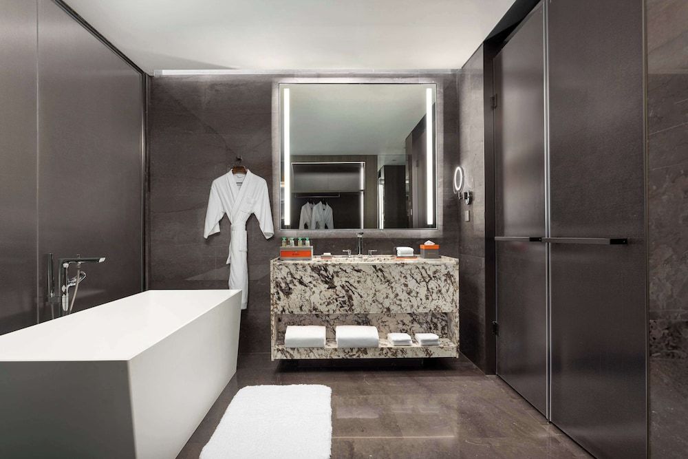Grand Room, 1 King Bed, City View
