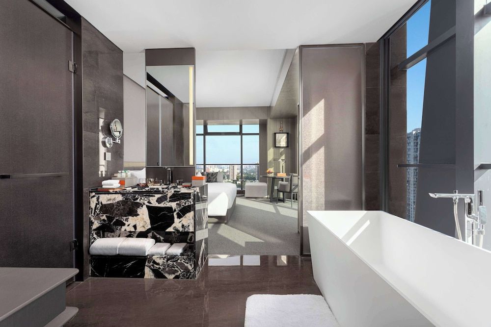 Grand Room, 1 King Bed, Lake View
