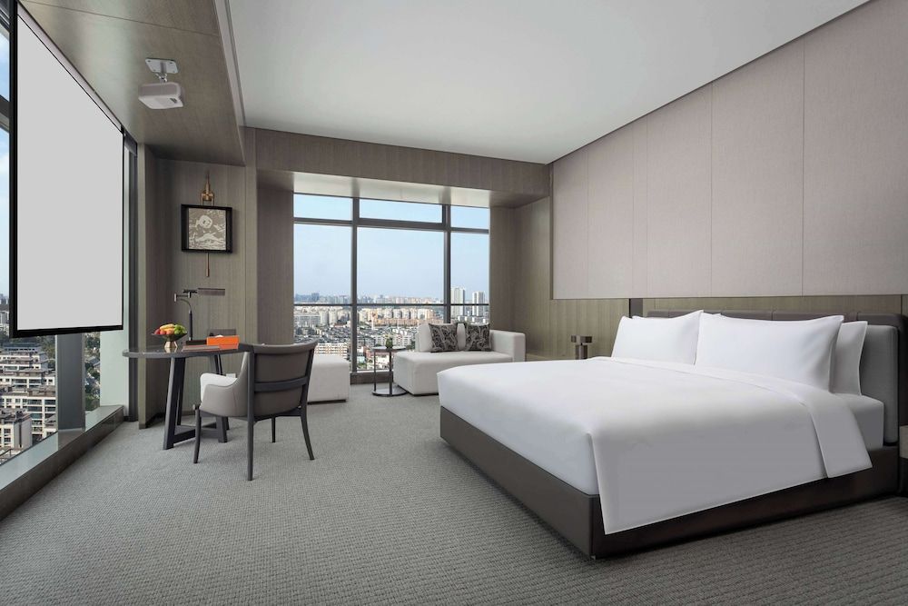 Grand Room, 1 King Bed, City View