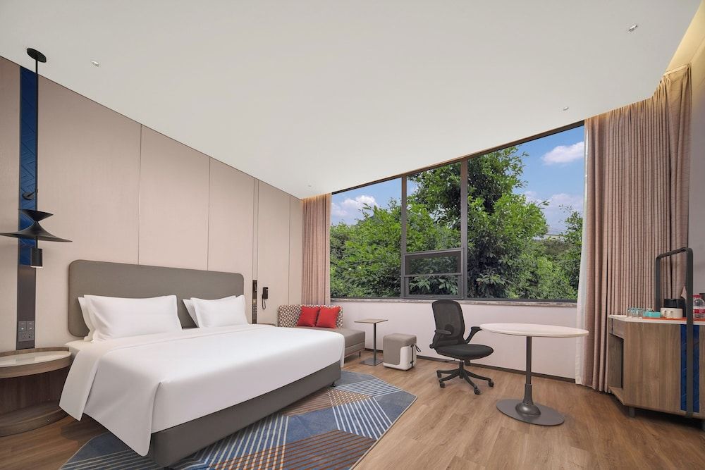 Holiday Inn Express Yibin Xuzhou by IHG 1 King Standard Extra Floor Space 2