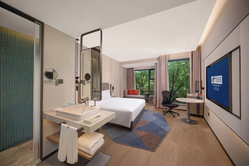 Holiday Inn Express Yibin Xuzhou by IHG 1 King Standard Extra Floor Space 3