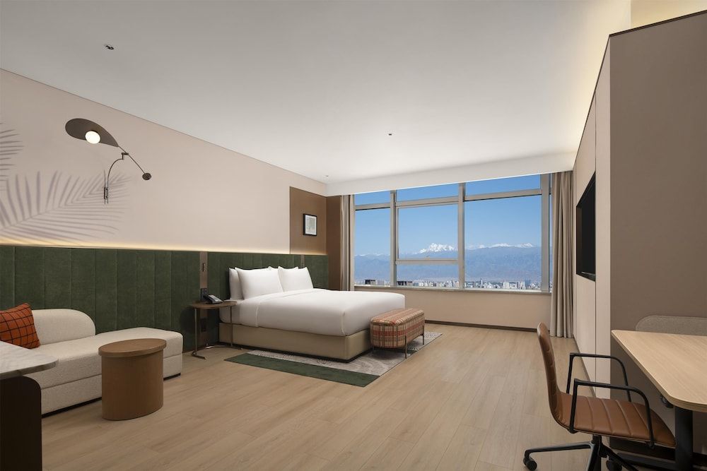 Hilton Garden Inn Urumqi Railway Station Deluxe Room, 1 King Bed