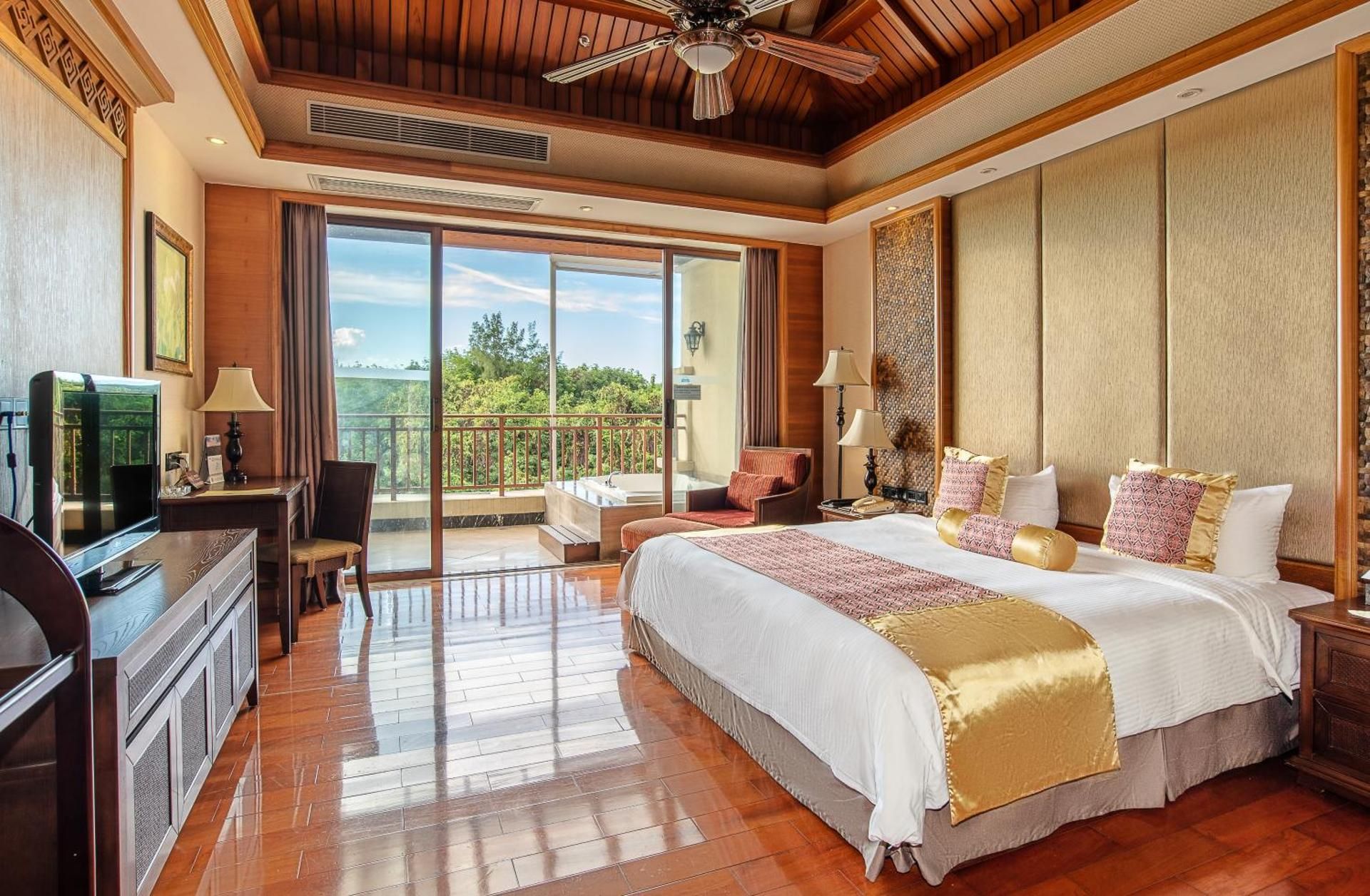 Lake View Queen Room