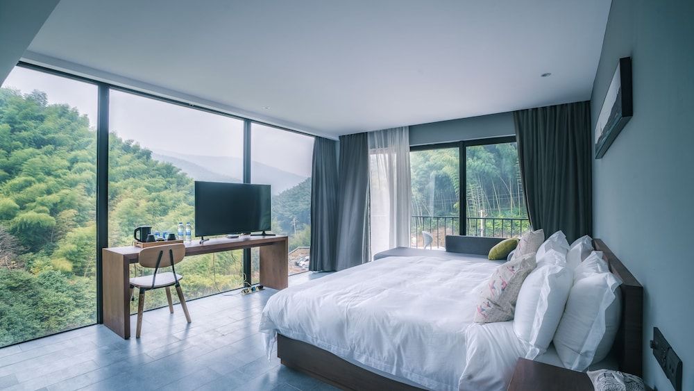 Grand Room, 1 Queen Bed, Garden View