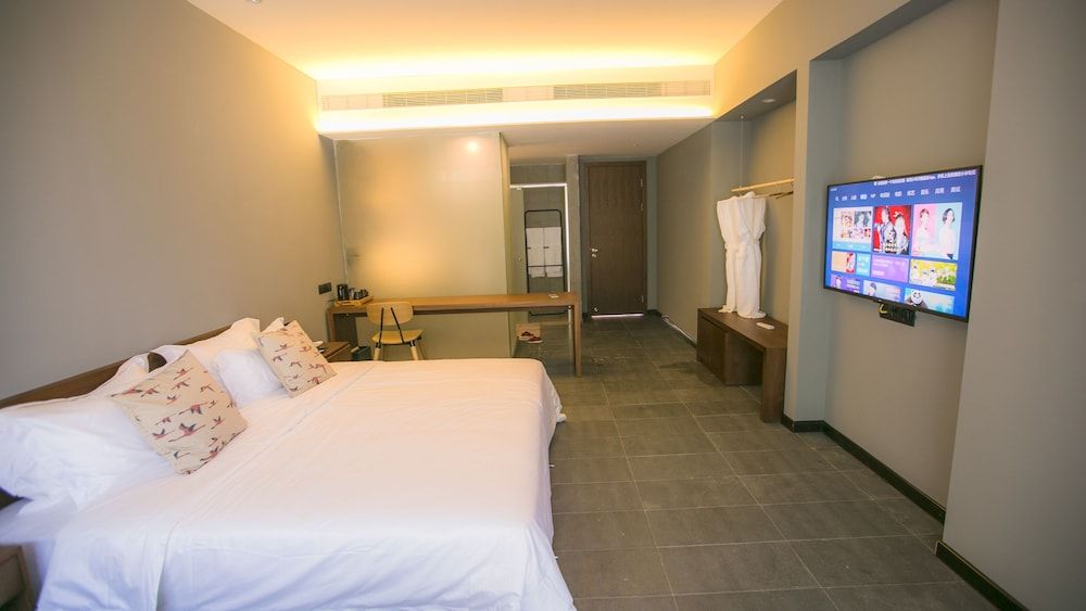 Classic Room, 1 Queen Bed, Mountain View