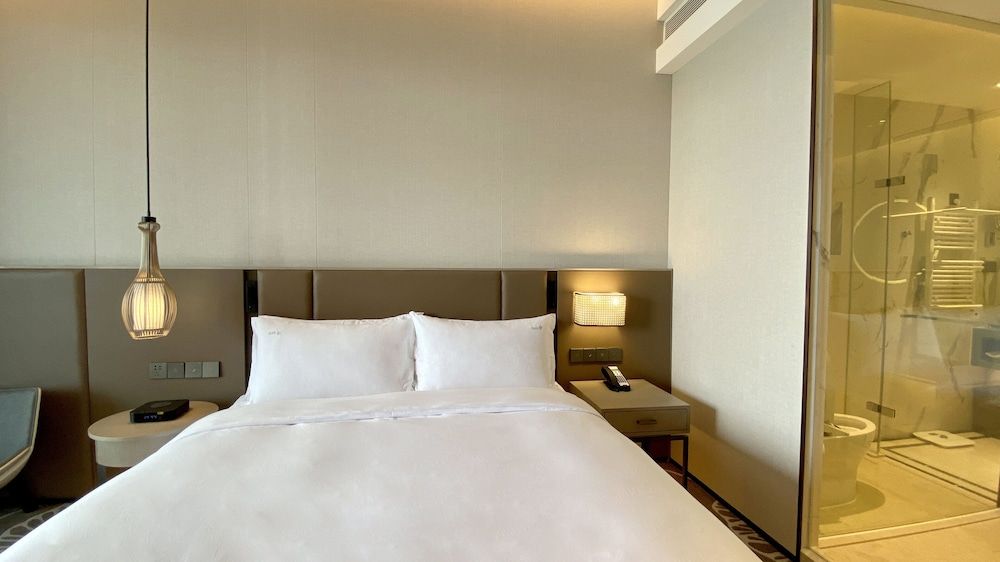 Suite, 1 King Bed, Lake View