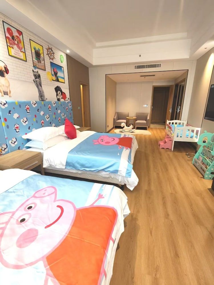 Family Room, 1 King Bed, Non Smoking, Mountain View