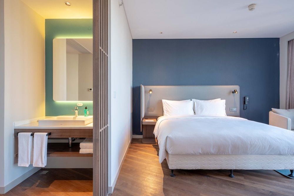 Suite, 1 King Bed with Sofa bed