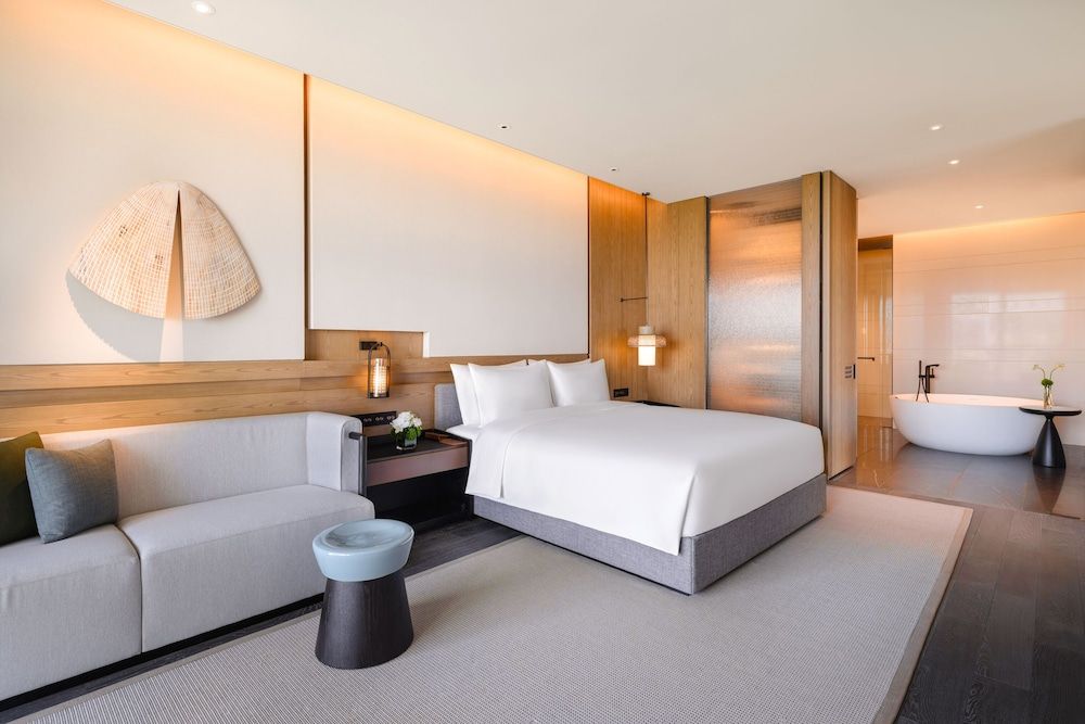 Deluxe Suite King with Lake View