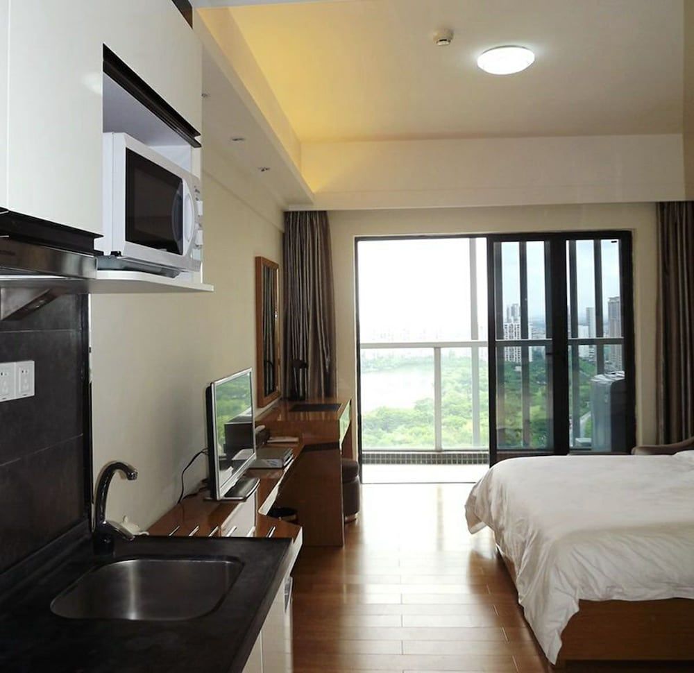 Deluxe Room, 1 Queen Bed, Lake View