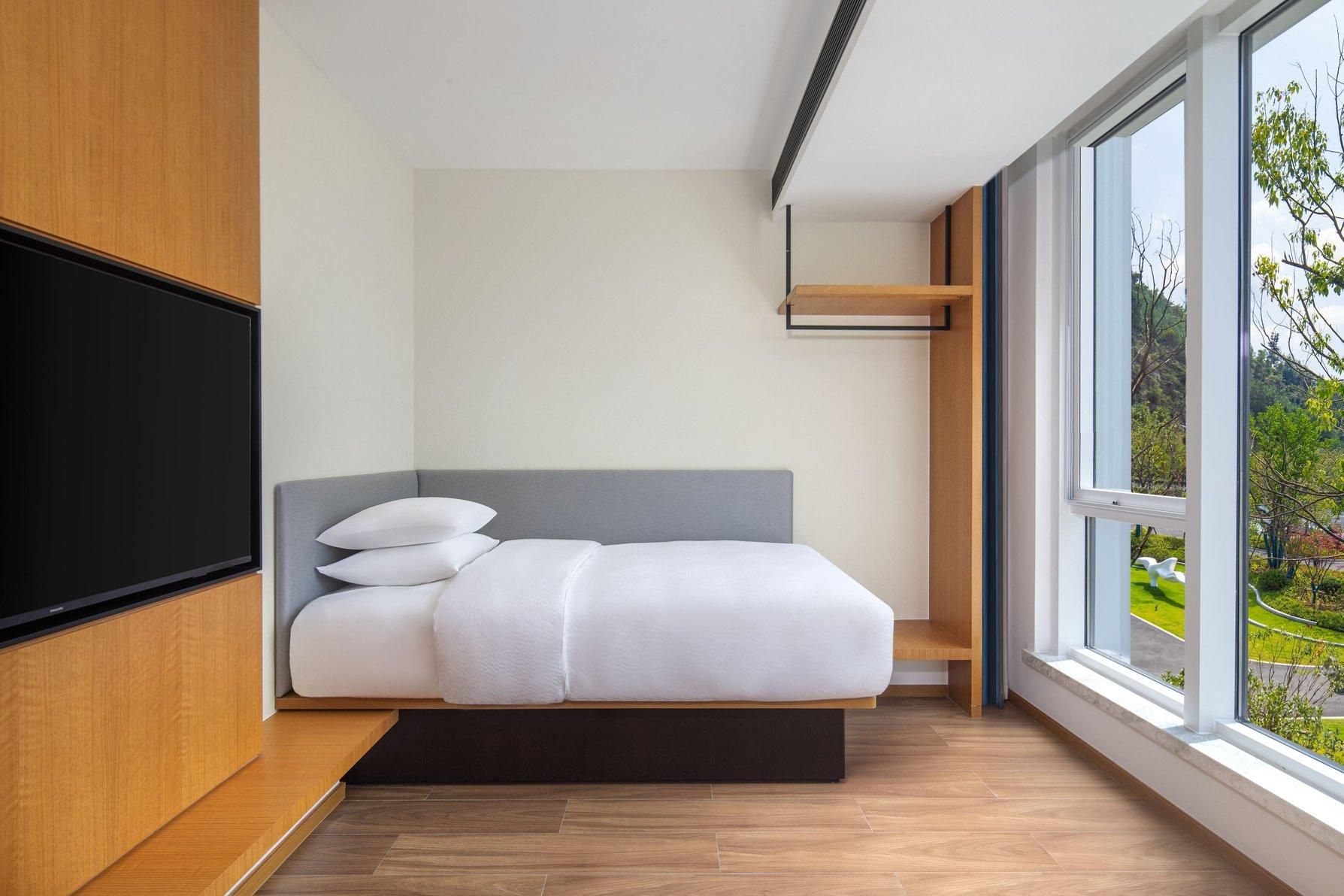 Fairfield Family Room, Guest room, 1 King, Garden view, 1 Twin bed