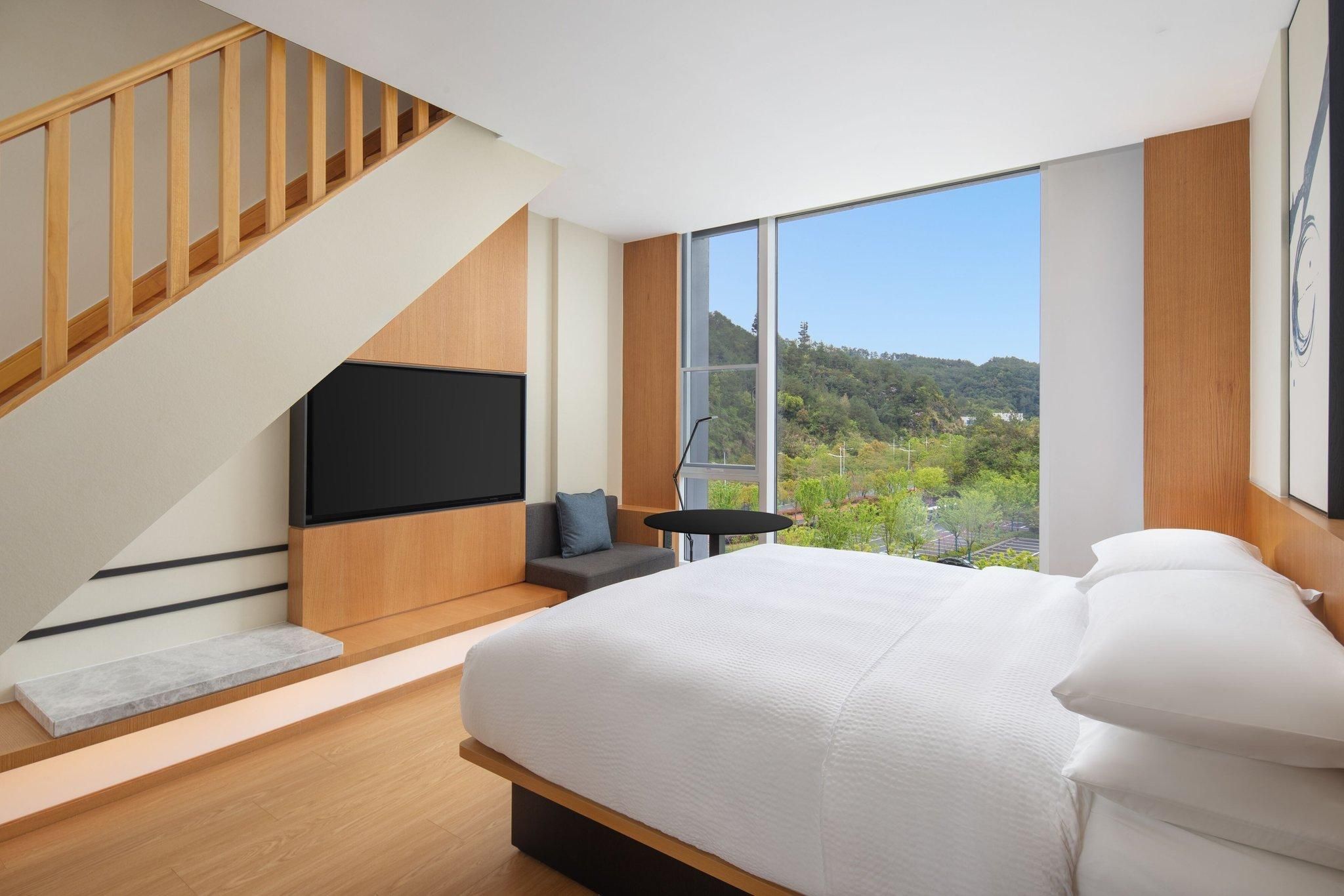 Fairfield Loft Suite, Suite, Bedroom 1(Loft): 1 King, Bedroom 2: King, Garden view
