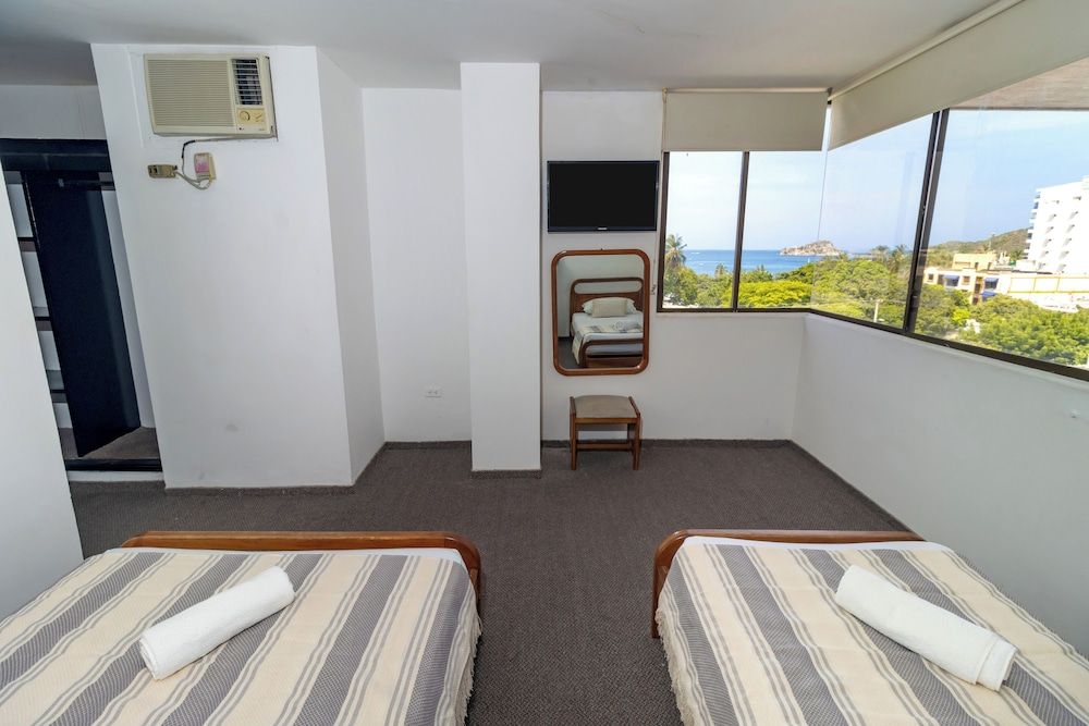 Hotel Axis Inn By GEH Suites Standard Triple Room 9