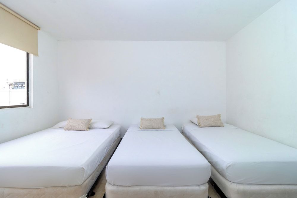 Hotel Axis Inn By GEH Suites Family Room 2