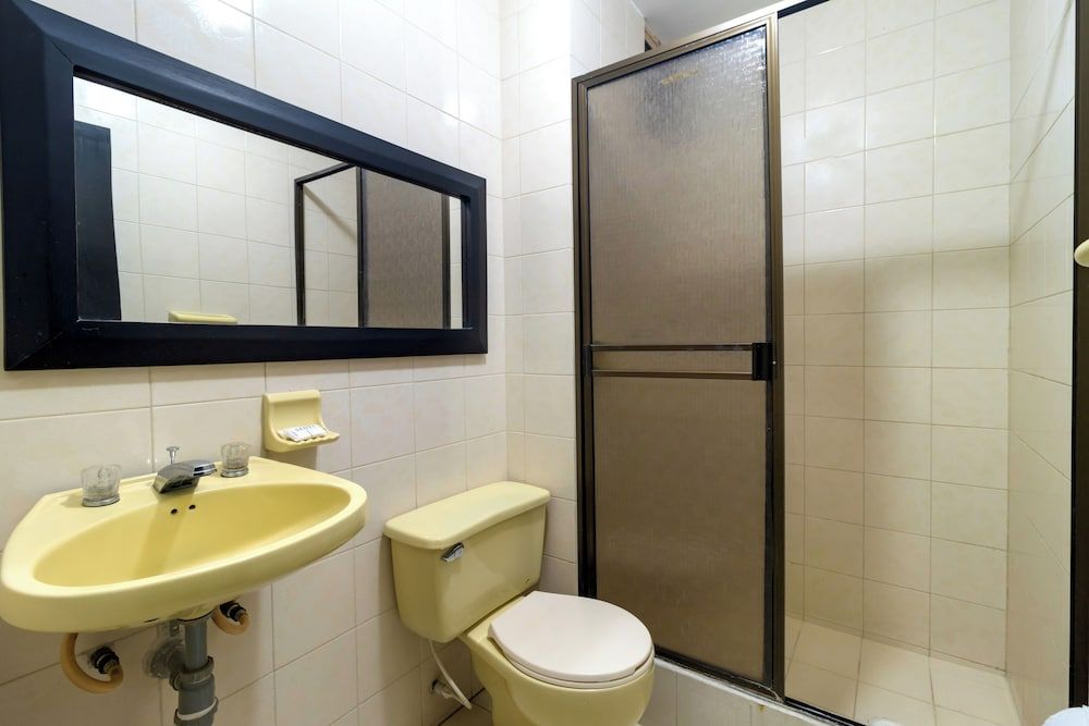 Hotel Axis Inn By GEH Suites Standard Double Room 6