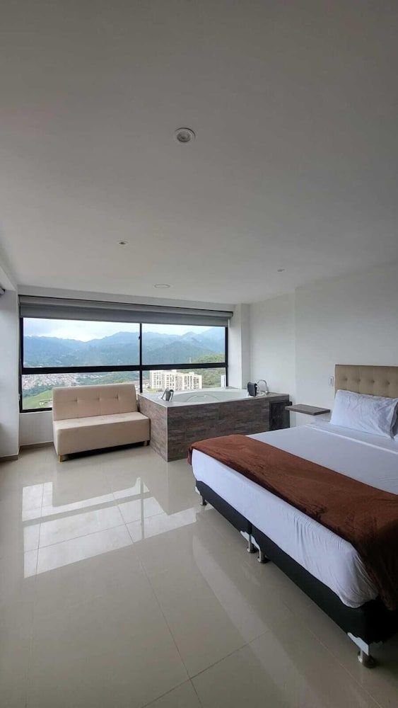 Deluxe Suite, City View