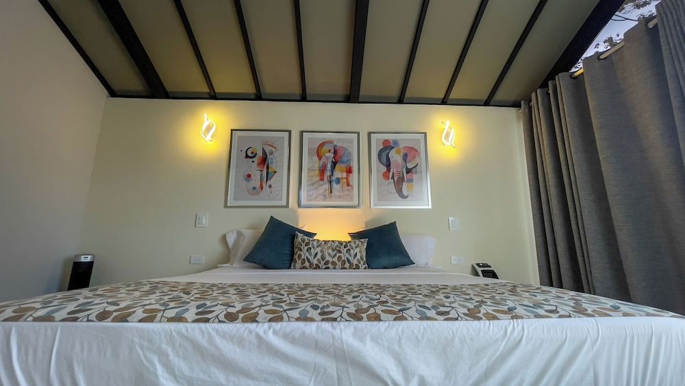 NEW STAR CENTER Deluxe Suite 11