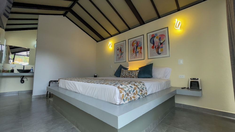 NEW STAR CENTER Deluxe Suite 9