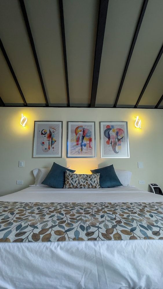 NEW STAR CENTER Deluxe Suite 2