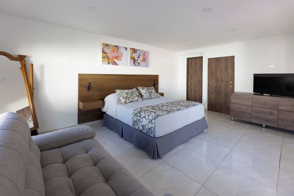 DORAL HOUSE VILLAVICENCIO Deluxe Double Room, 1 King Bed with Sofa bed, Balcony, Pool View 3