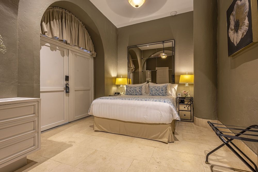 Colonial Standard, 1 Queen Bed