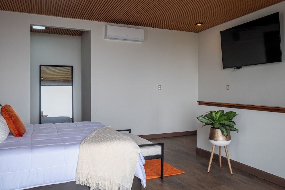 Deluxe House, 1 King Bed, Balcony, Partial Ocean View