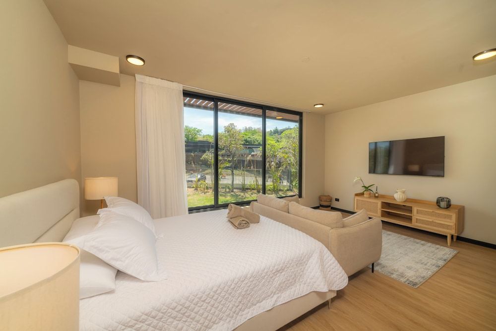 BEE Suites San José - Santa Ana Classic Apartment, Courtyard View 9