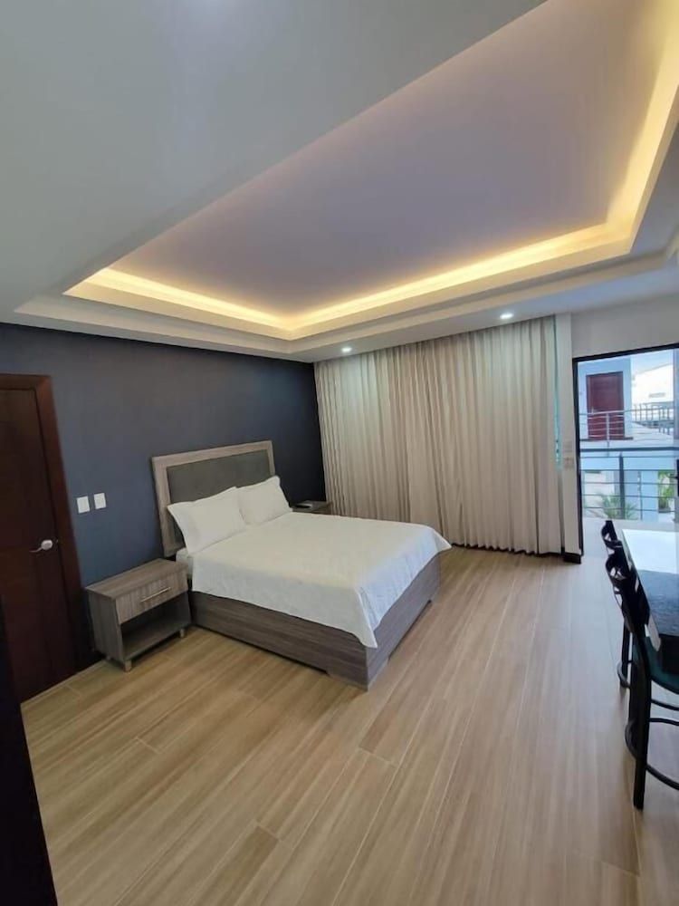 Hotel Cayuga Double Room Poolside 2