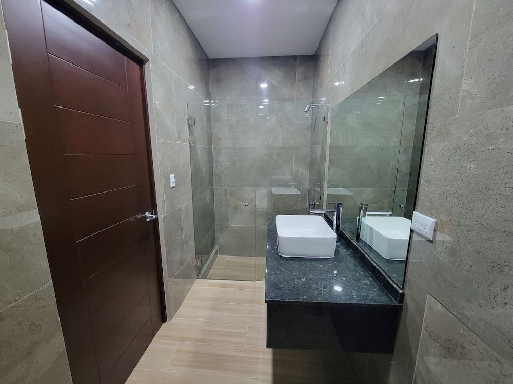 Hotel Cayuga Triple Room 7