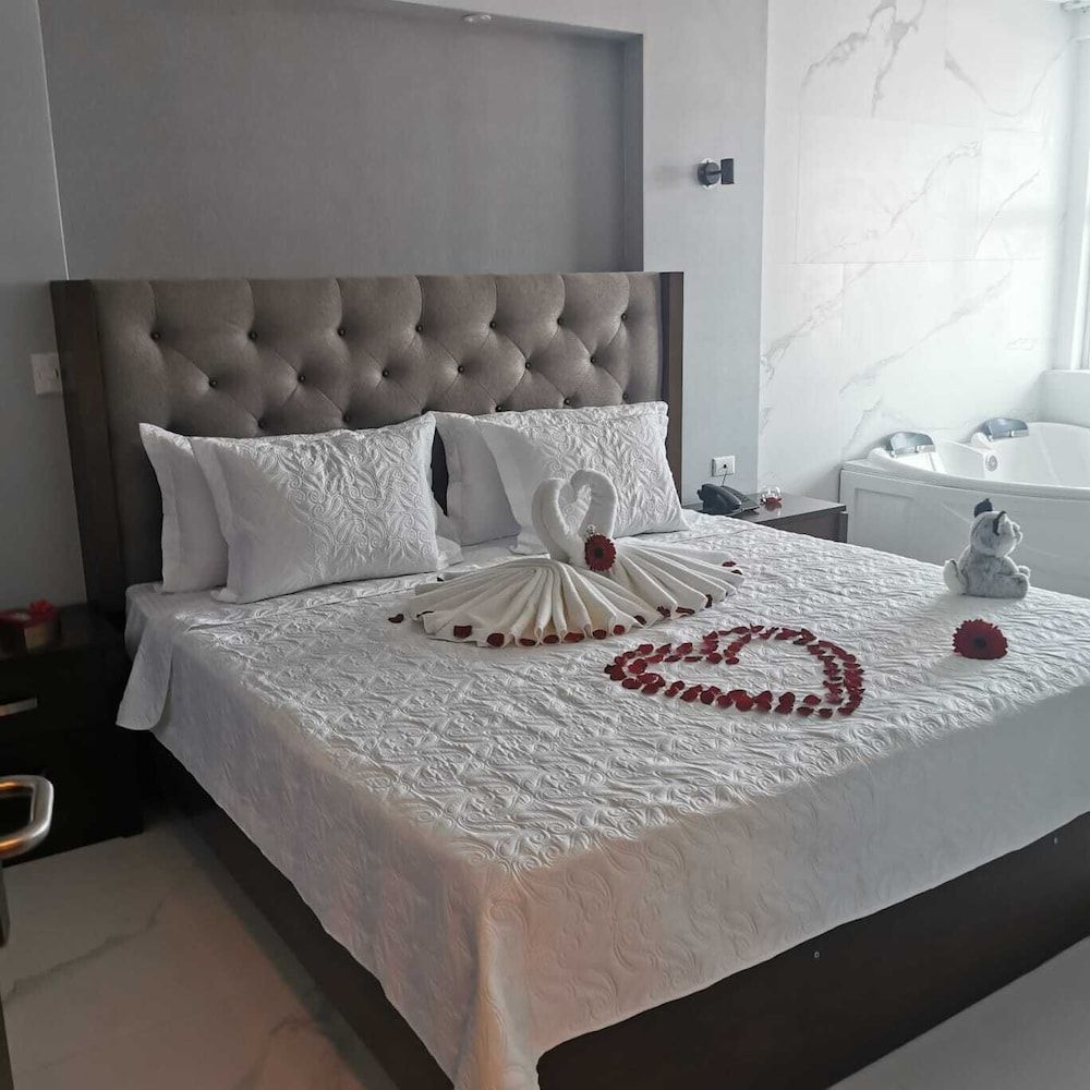 Hotel Cayuga Suite Jacuzzi 2