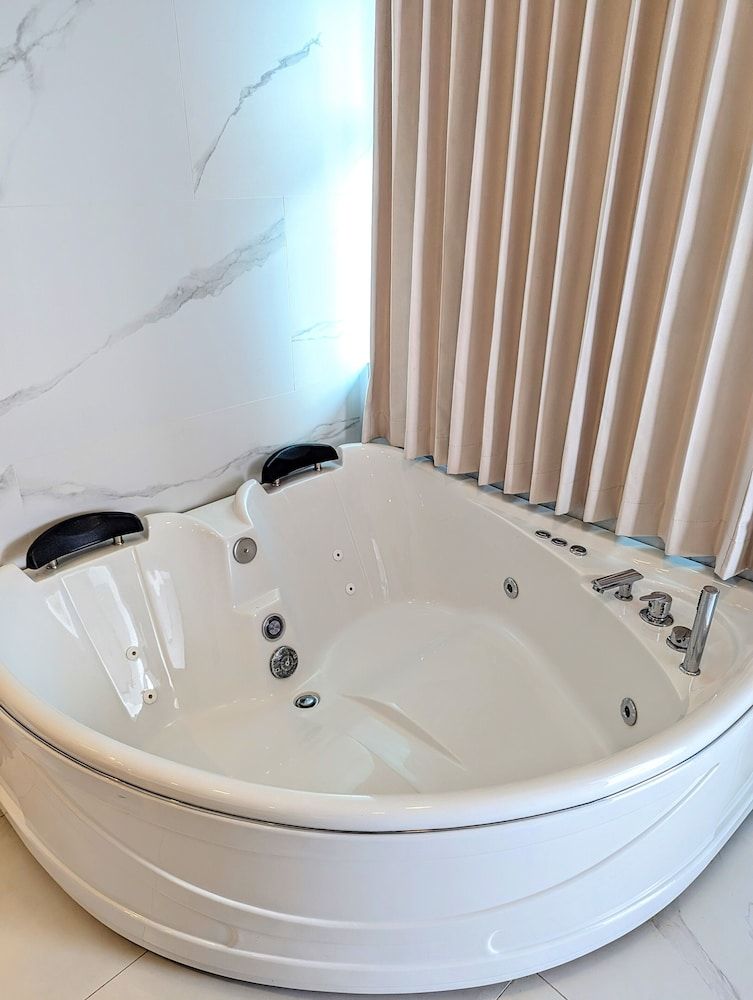 Hotel Cayuga Suite Jacuzzi 9