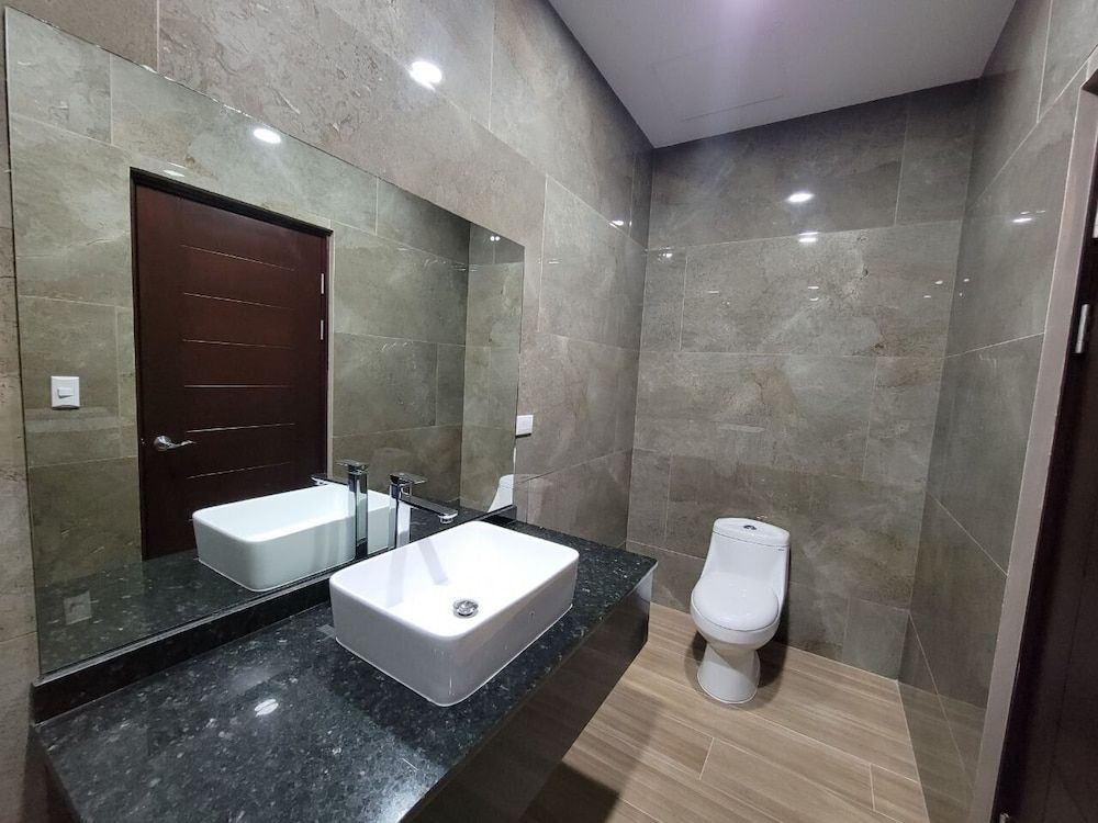 Hotel Cayuga Triple Room 6