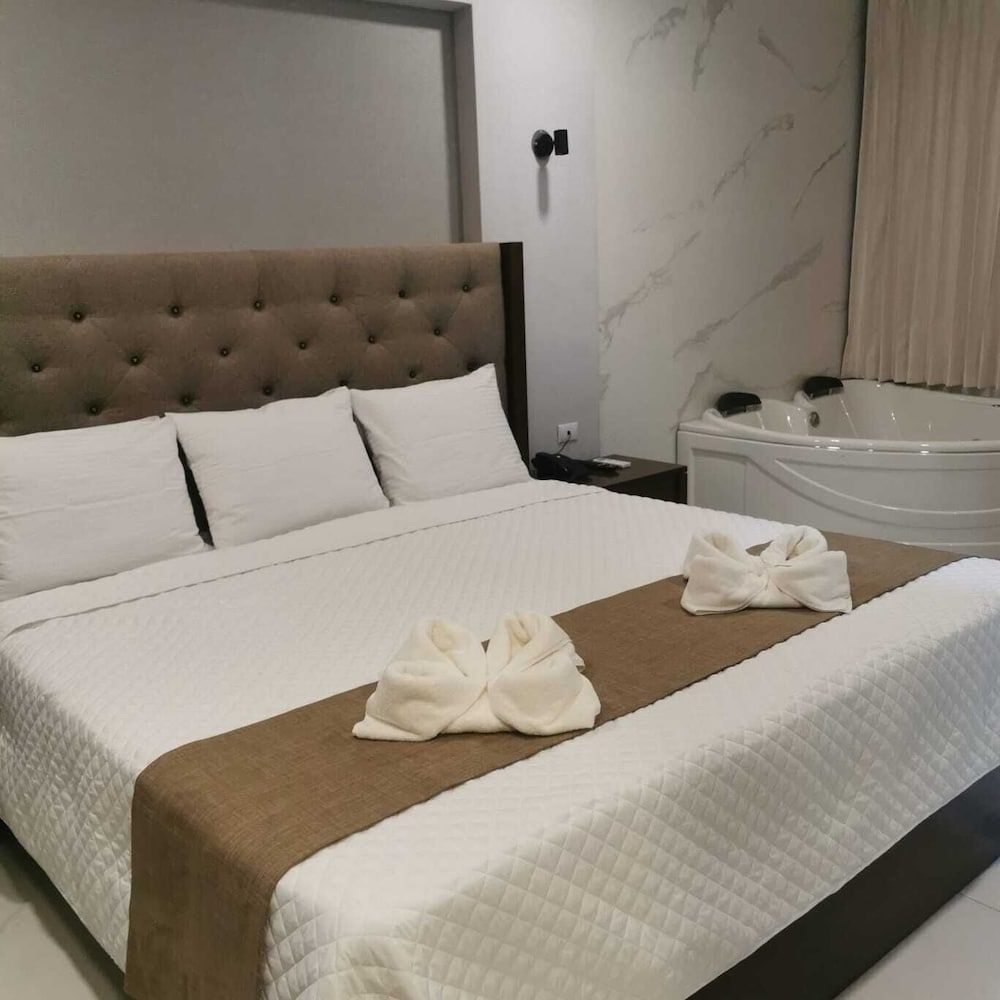 Hotel Cayuga Suite Jacuzzi