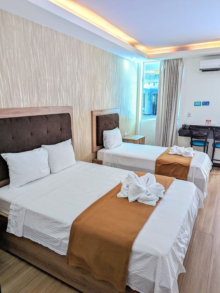 Hotel Cayuga Triple Room 4