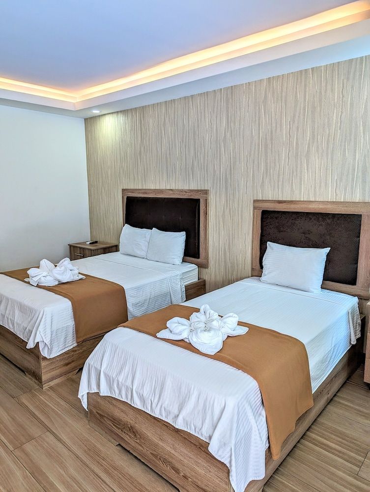 Hotel Cayuga Triple Room 3