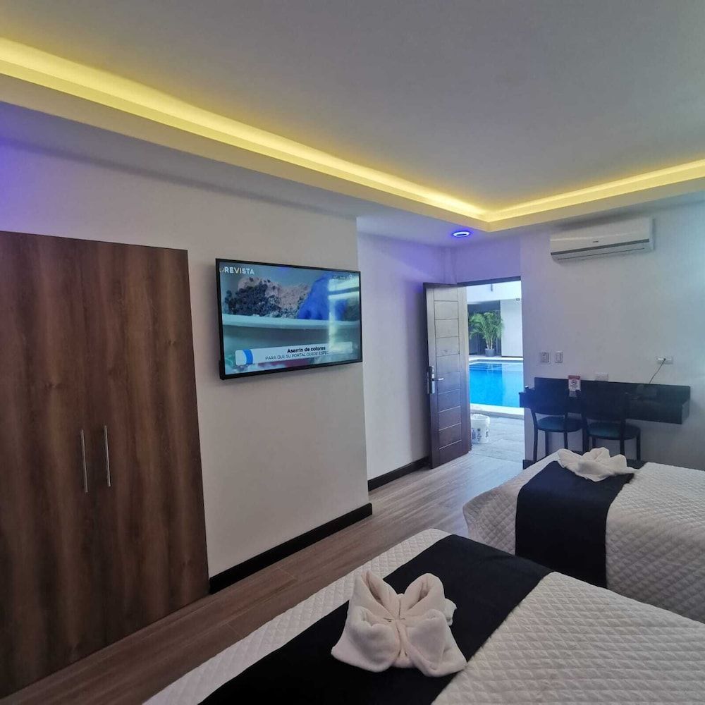 Hotel Cayuga Triple Room 8