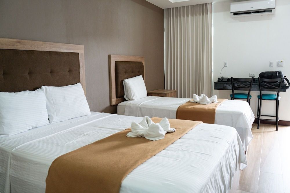 Hotel Cayuga Triple Room 5