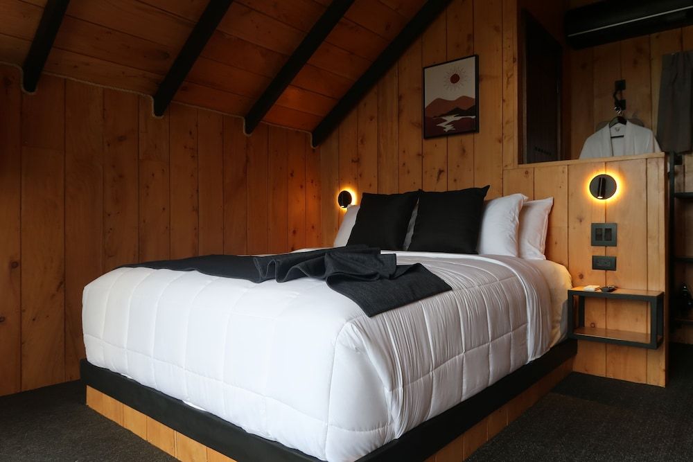 Romantic Cabin, Hot Tub, Mountain View