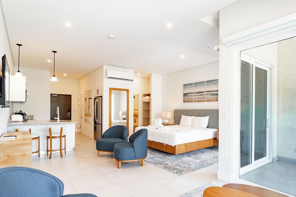 Marina Flamingo Deluxe Studio, 1 King Bed 6