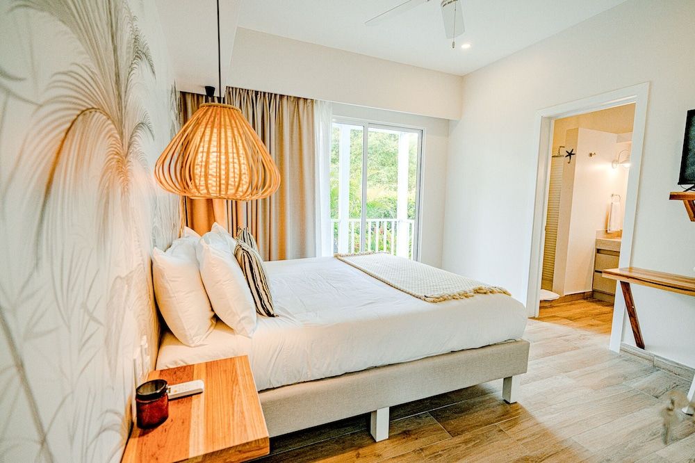 Les Voiles Blanches Tamarindo Signature Bungalow, Ensuite, Pool View 3