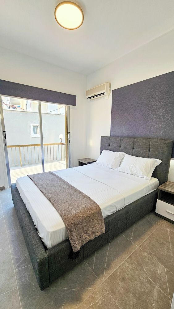 La Magenta Apartments