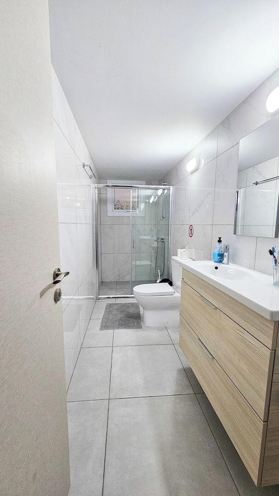 Downtown Rooms, 200m from Marina Beach Comfort Double or Twin Room 4